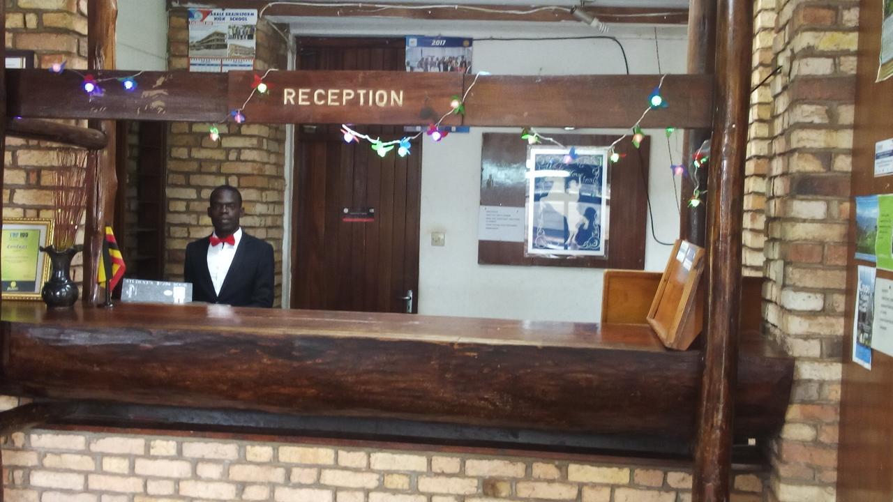 White Horse Inn Kabale Extérieur photo